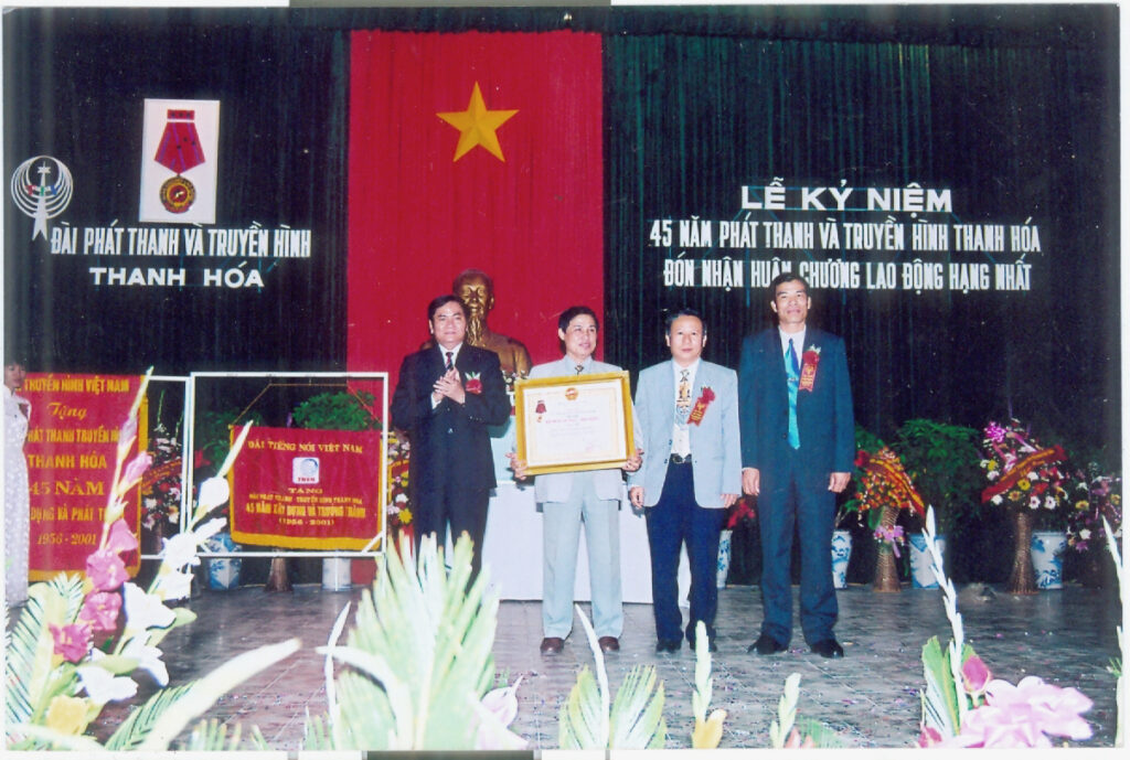 6.Đồng chí Phạm Minh Đoan - Chủ tịch UBND tỉnh trao Huân chương lao động Hạng nhất cho Ban Giám đốc Đài (12-2001)