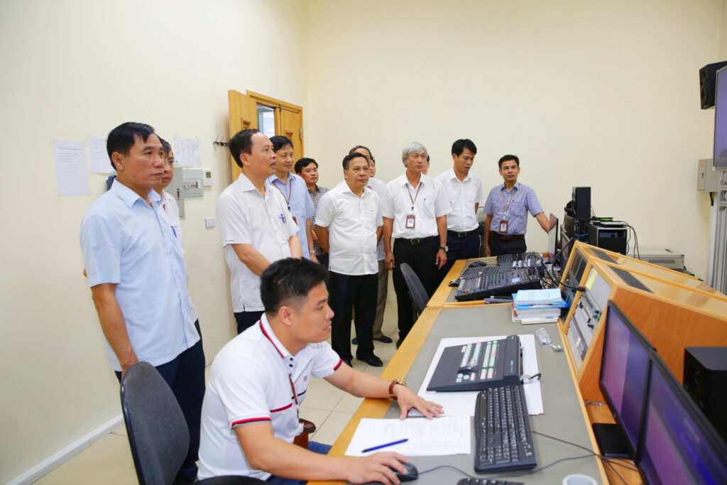 7.Đồng chí Trịnh Văn Chiến, Bí thư Tỉnh uỷ, thăm Đài nhân dịp 21- 6- 2019