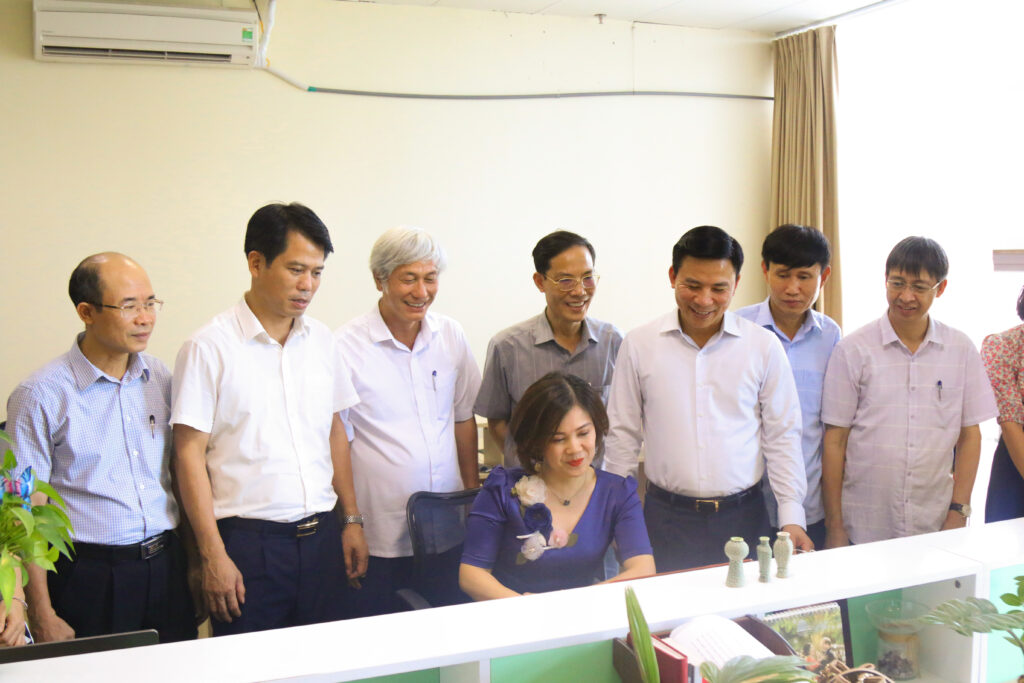 8.Đồng chí Đỗ Trọng Hưng, Bí thư Tỉnh uỷ, thăm Đài nhân dịp 21-6-2021