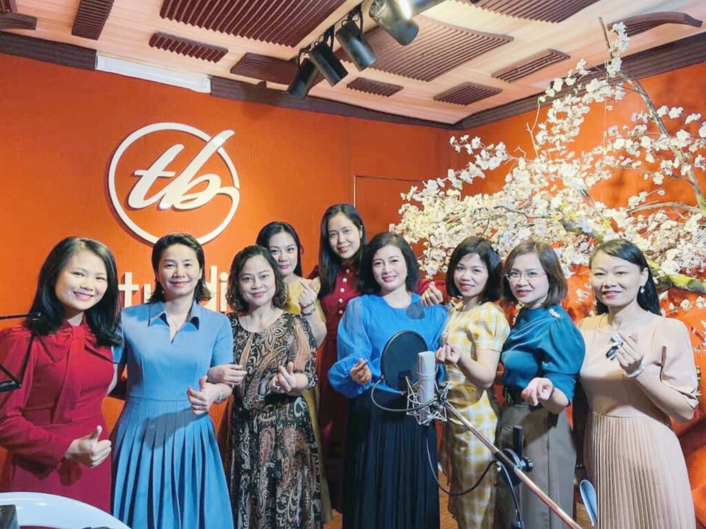 Ban Nữ công thu thanh chuẩn bị cho MV ca nhạc