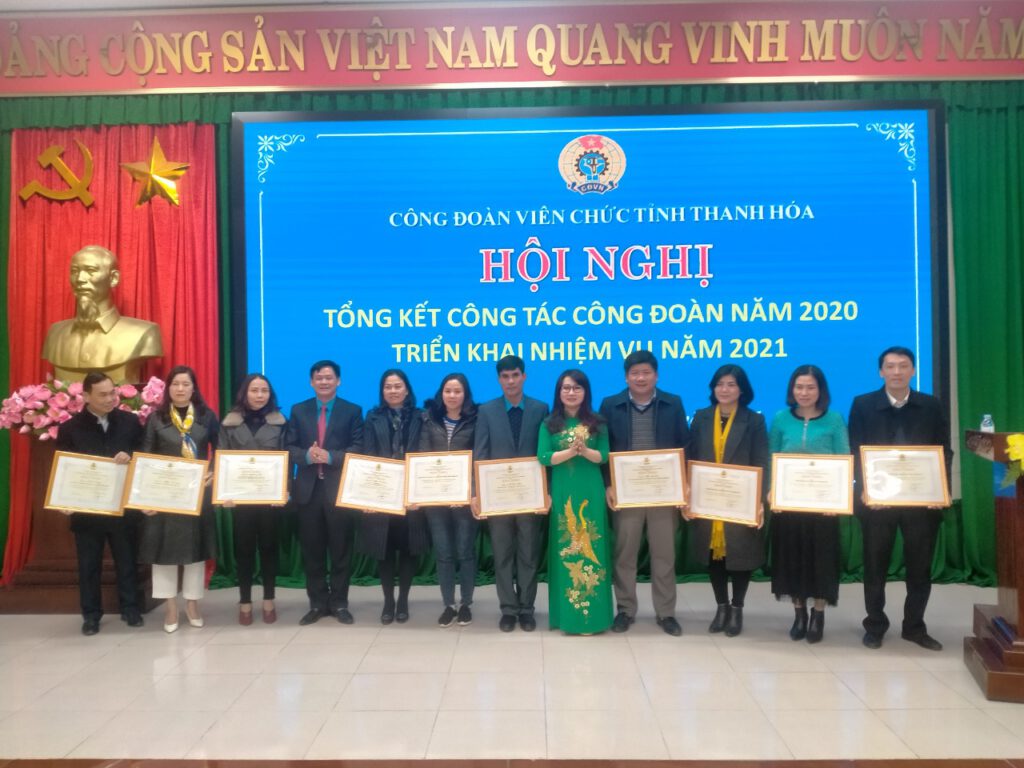 Cán bộ đoàn viên Công đoàn Đài và các cán bộ Công đoàn cơ sở nhận Bằng khen của Liên đoàn lao động tỉnh