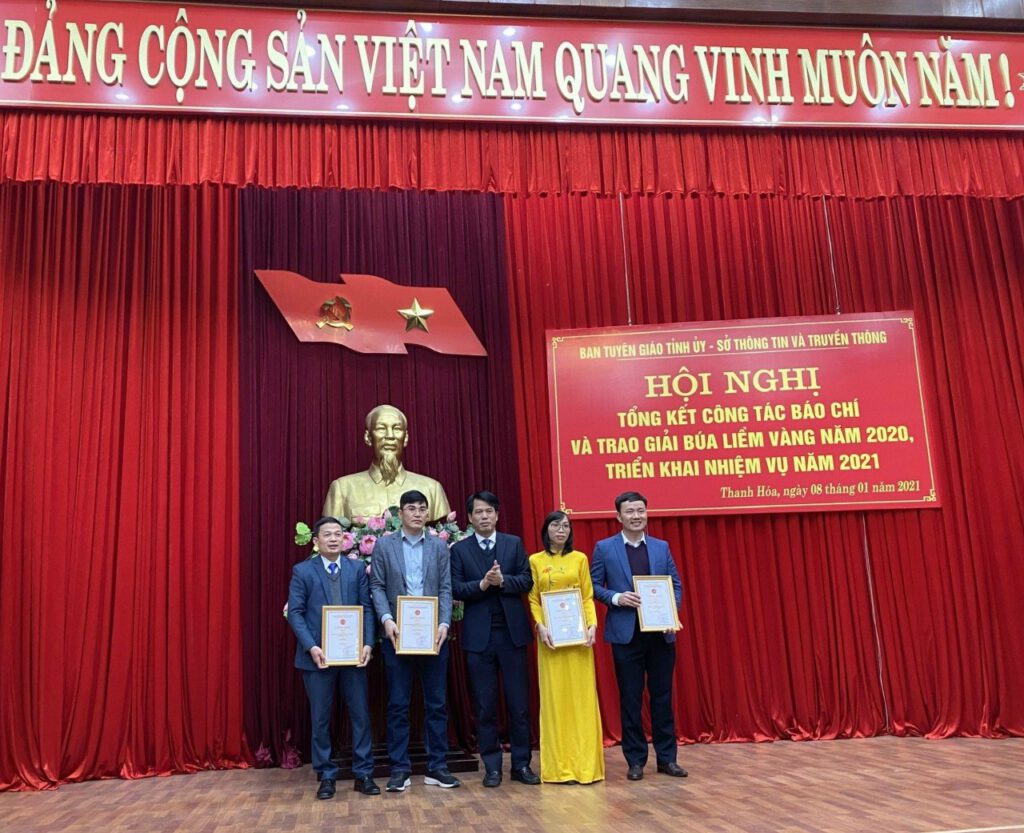 Lãnh đạo Ban Tuyên giáo Tỉnh ủy Thanh Hóa trao giải cho Nhà báo Nguyễn Đăng Hùng và các tác giả đạt giải B- Giải Búa liềm vàng năm 2020