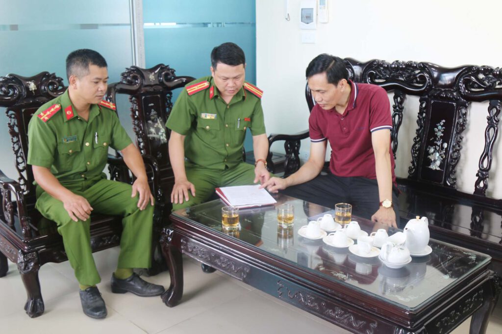 Lãnh đạo phòng TCHC làm việc với Công an mục tiêu(2)
