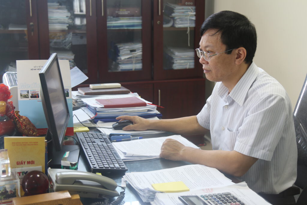 TP Kế hoạch tài vụ đang nghiên cứu văn bản chỉ đạo của cấp trên